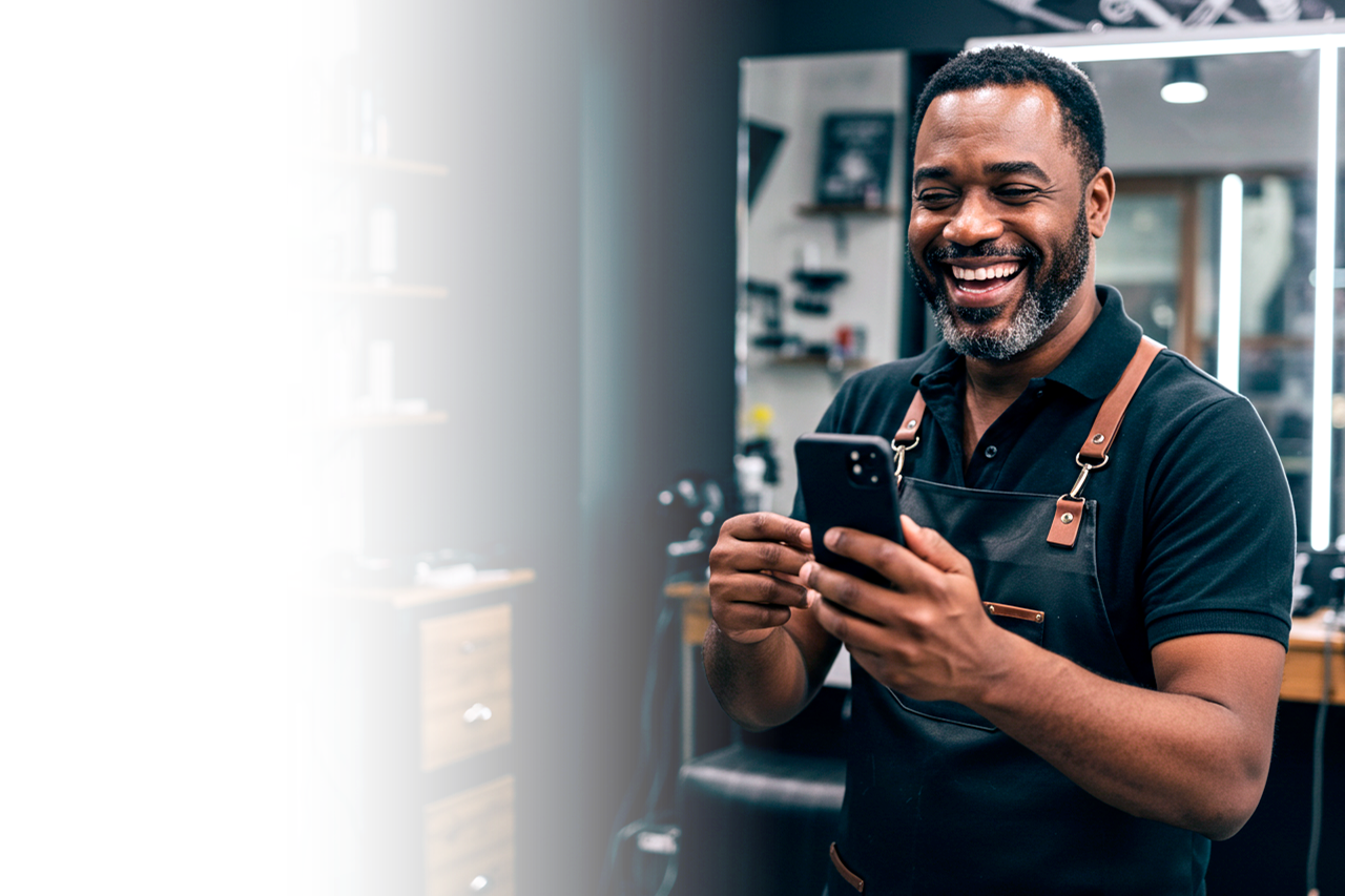 Pessoa sorrindo com celular